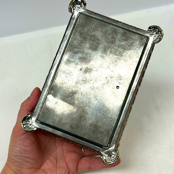 - Vintage tin confectionary box with red velvet and faux cameo hinged lid - Picture 6 of 12